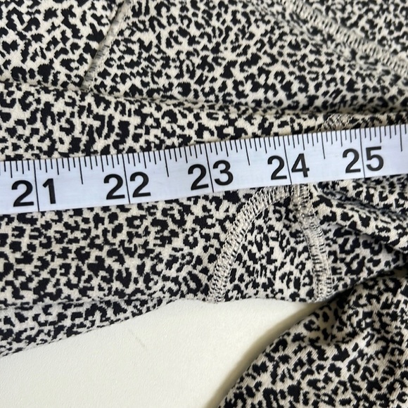 Athleta 7/8 Textured Print Salutation Leggings - Picture 4 of 7